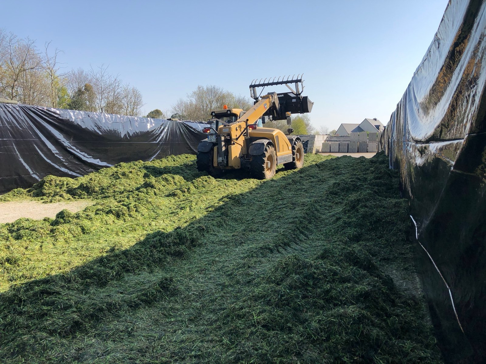 Tassement d'un silo d'herbe au chargeur